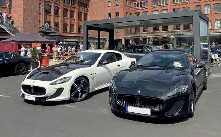 Zwei Maserati GranTurismo beim Maserati Day im Innenhof der Klassikstadt Frankfurt
