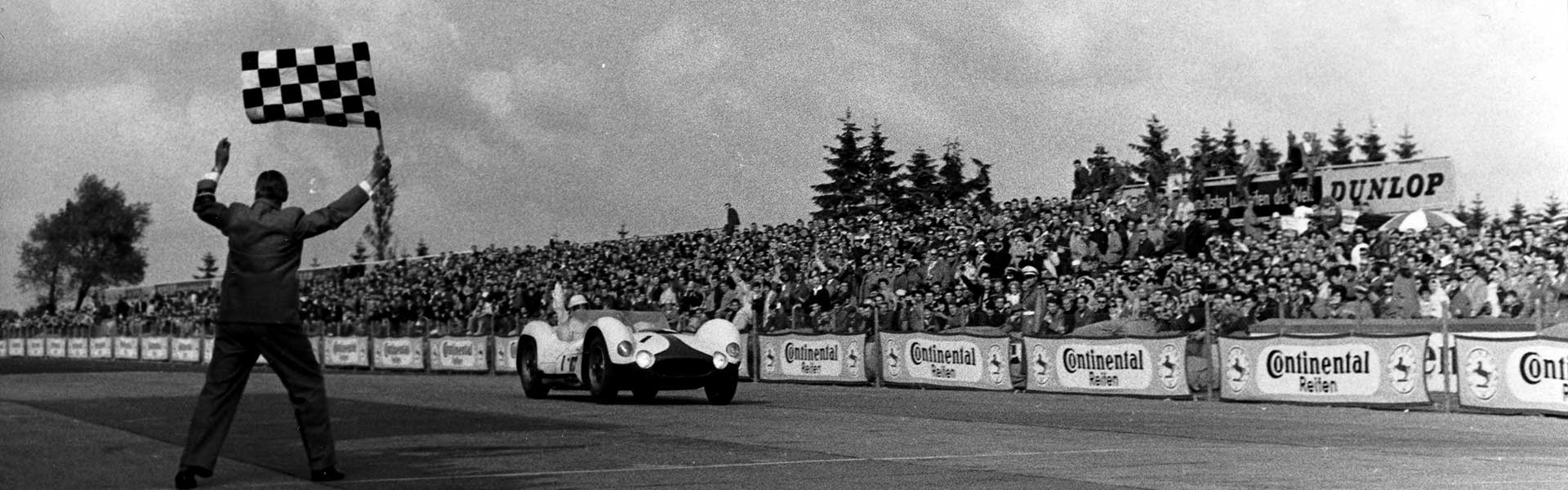 Maserati Tipo 61 überquert am Nürburgring die Ziellinie, historische Rennaufnahme in Schwarzweiss