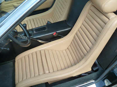 Detailaufnahme eines cremefarbenen Ledersitzes mit Rautensteppung in einem klassischen Maserati