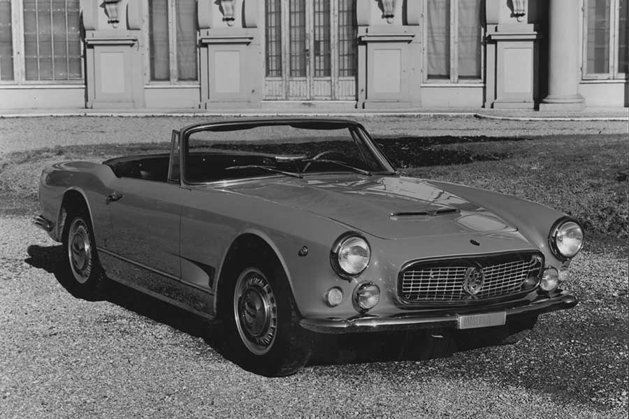 Maserati 3500 GT Spider vor einer Villa, Schwarzweissaufnahme