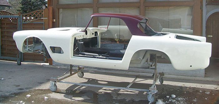 Karosserie eines klassischen Maserati auf einem Drehgestell während der Restaurierung
